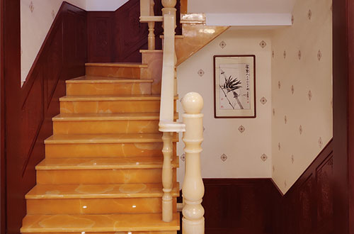 沔城回族镇中式别墅室内汉白玉石楼梯的定制安装装饰效果
